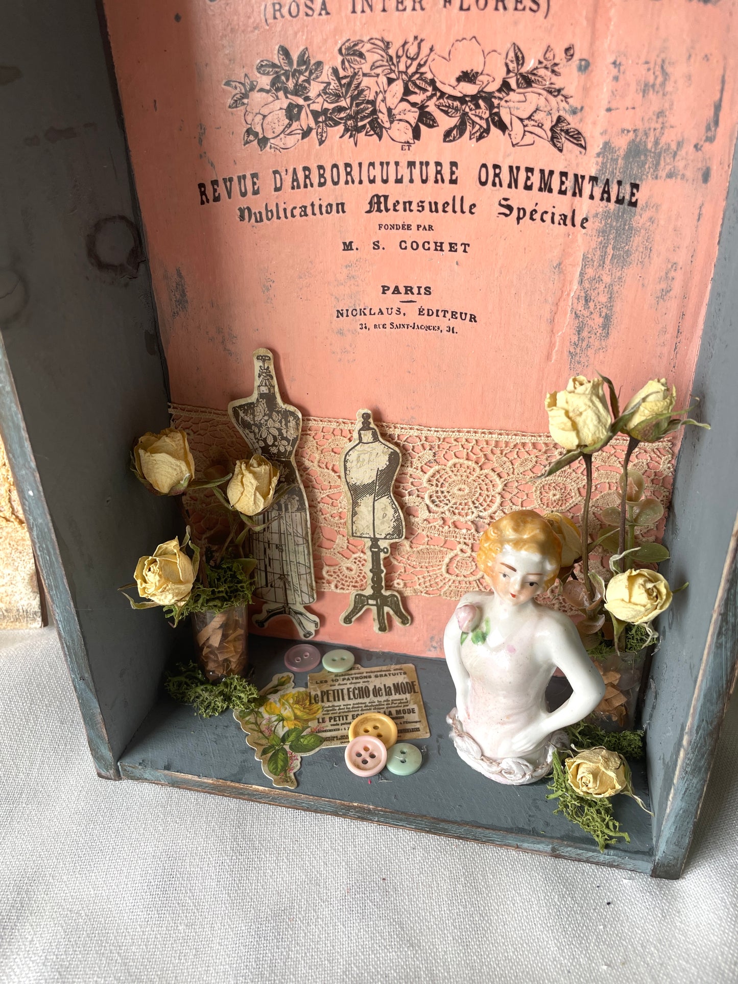 French style wall decor with vintage elements