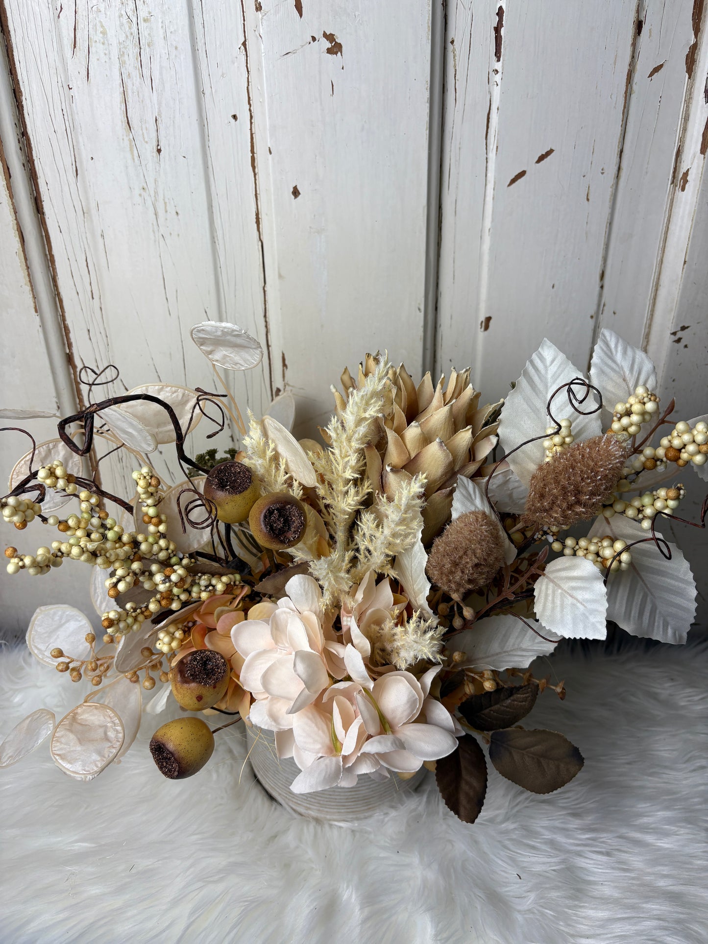 Soft Meadow – Neutral Botanical Floral Arrangement in Textured Vessel
