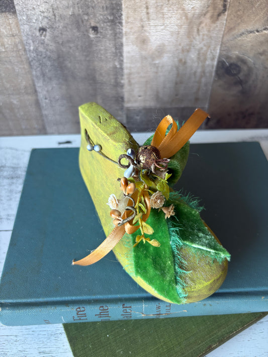 Primitive Holiday Wooden Shoe Décor | Vintage-Inspired Christmas Accent with Green Velvet and Rustic Details
