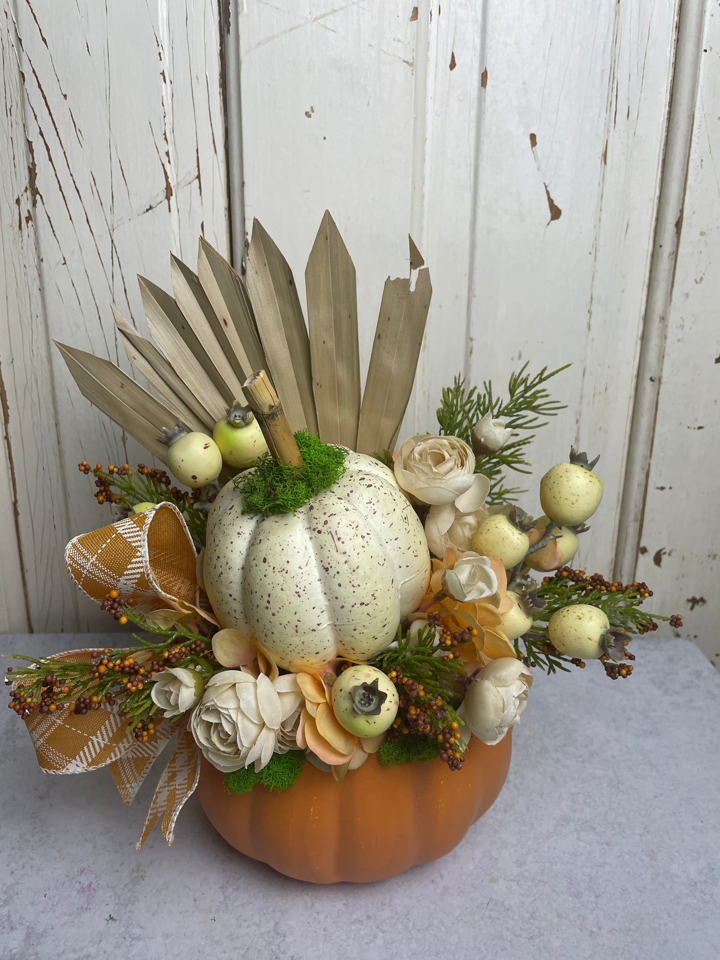 Neutral pumpkin floral decor