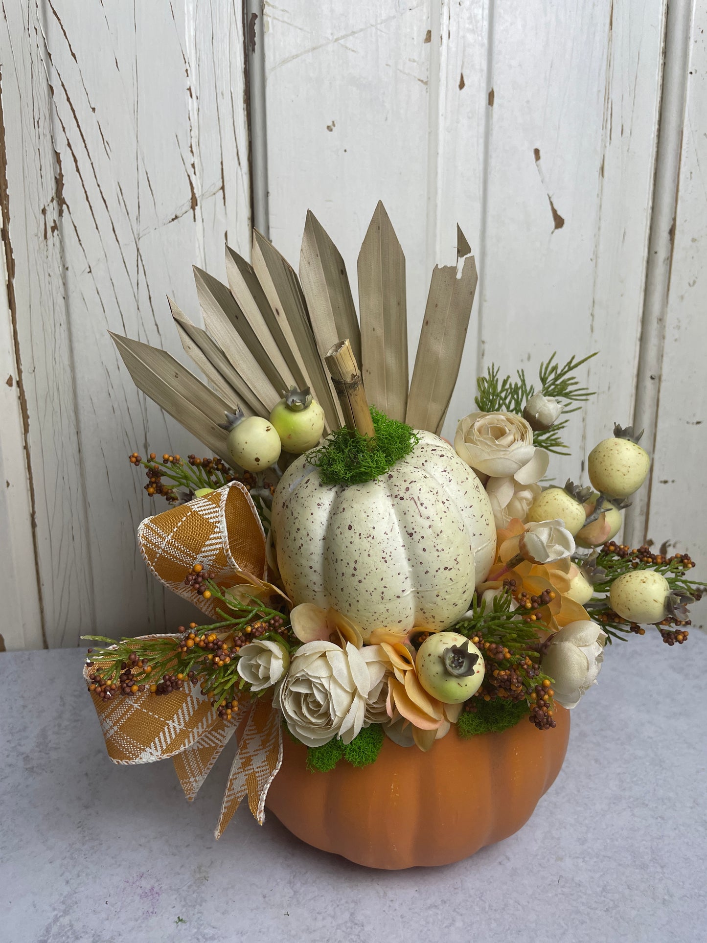 Neutral pumpkin floral decor