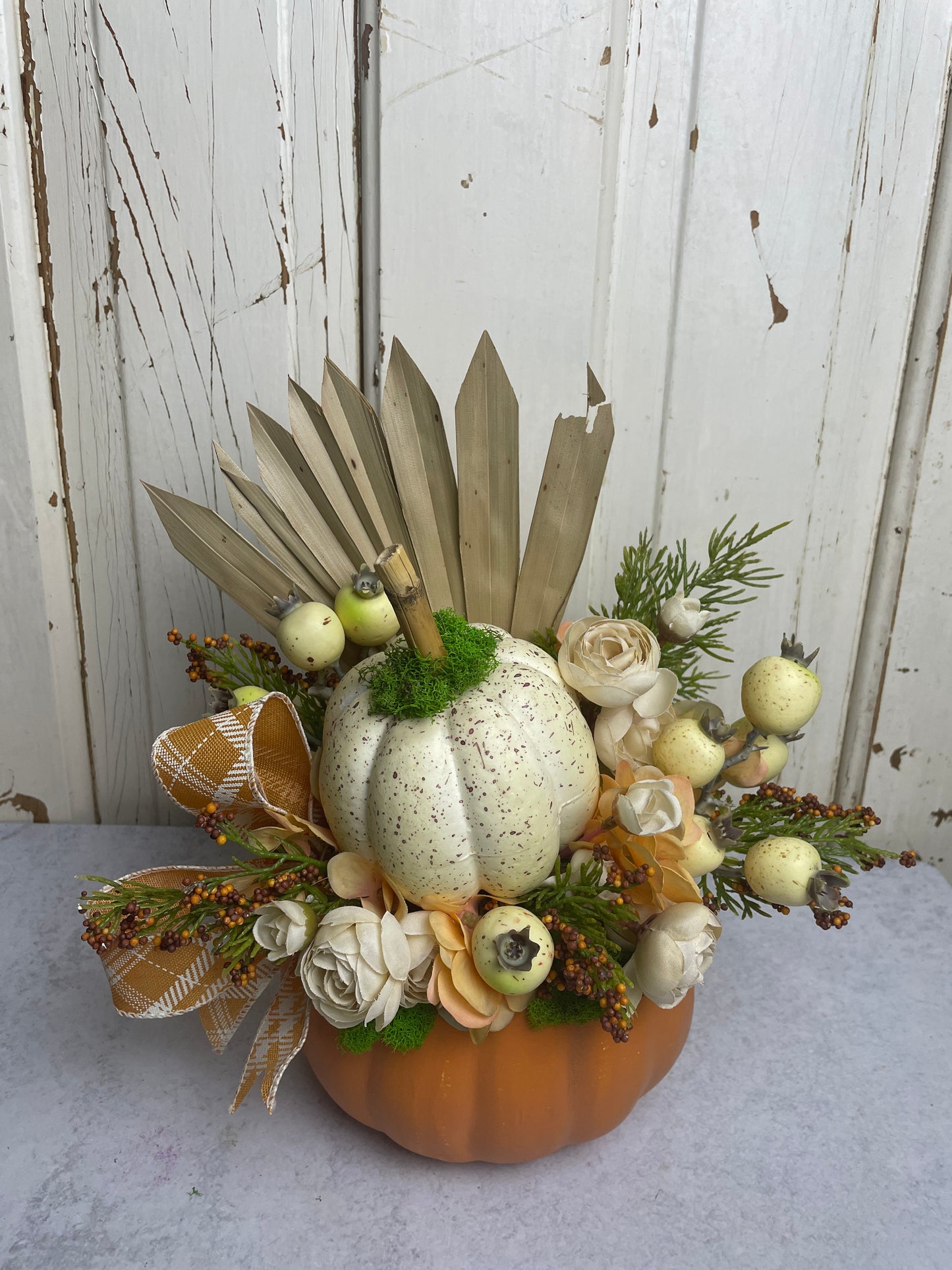 Neutral pumpkin floral decor