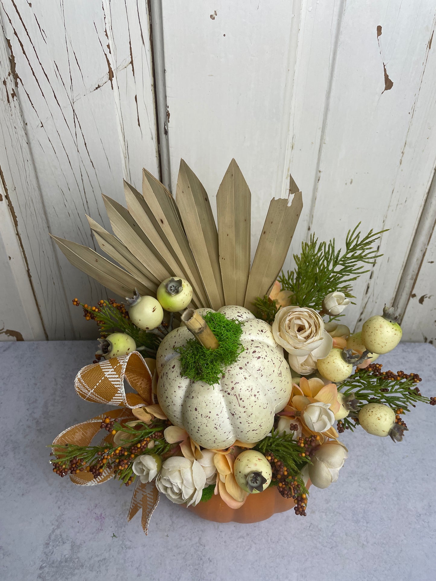 Neutral pumpkin floral decor