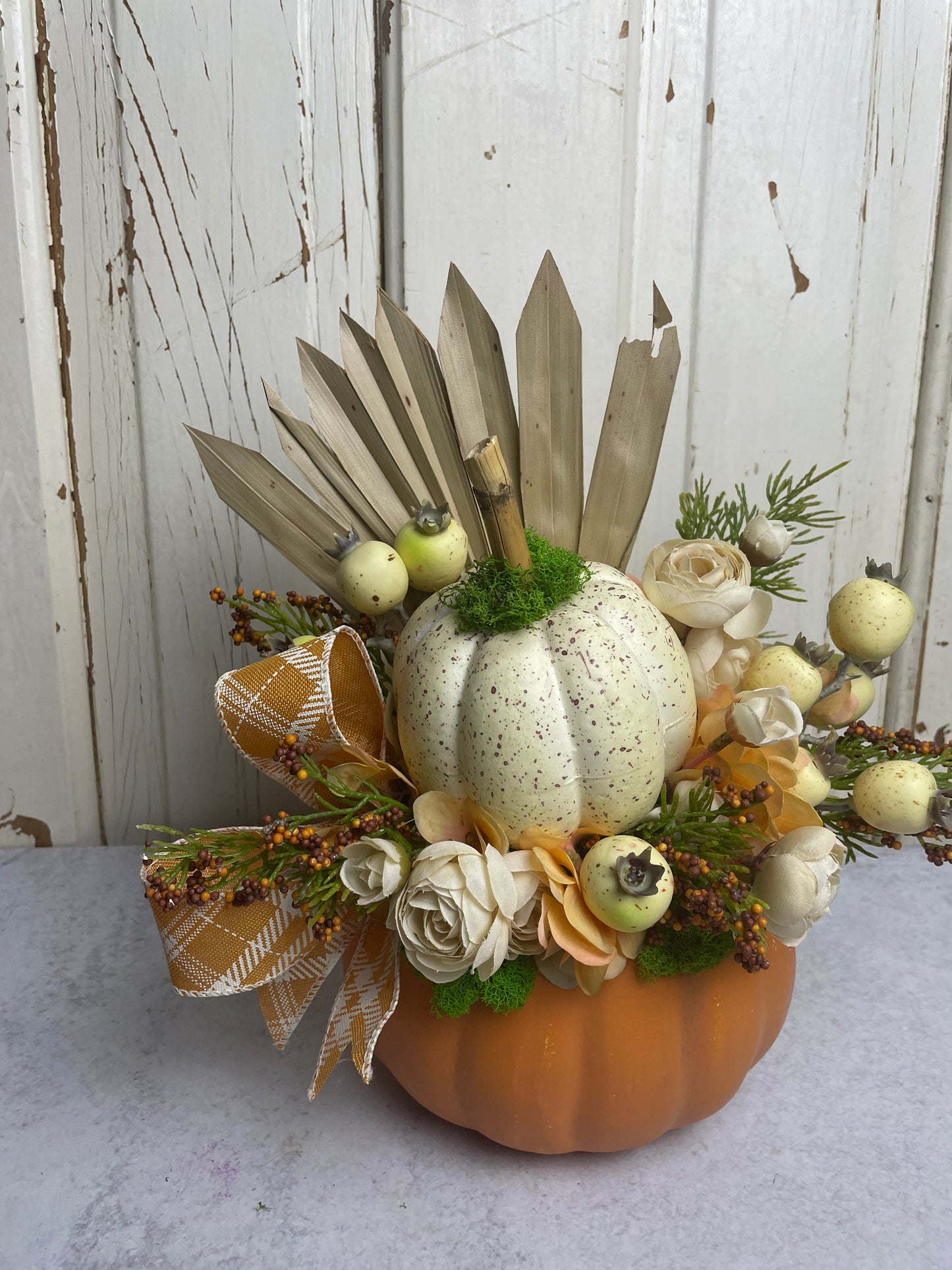 Neutral pumpkin floral decor